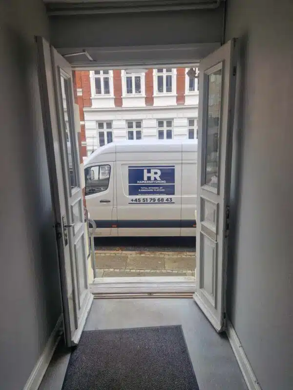 Hamers rydning bil på opgave