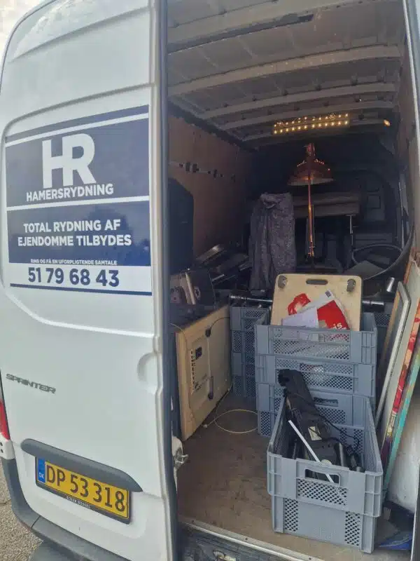 Hamers rydning bil fyld med indbo